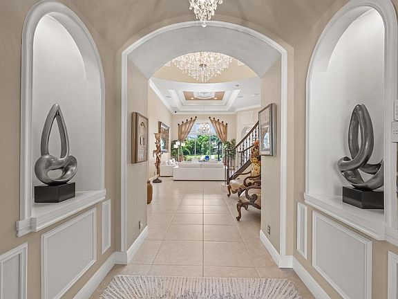 3rd image of 10771 Versailles Blvd