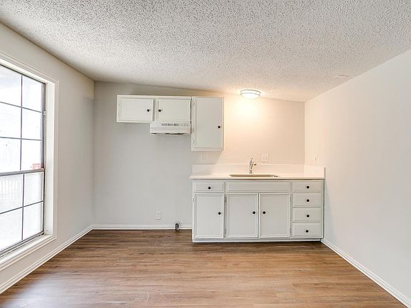 4th image of 4216 Poinsetta Dr #C