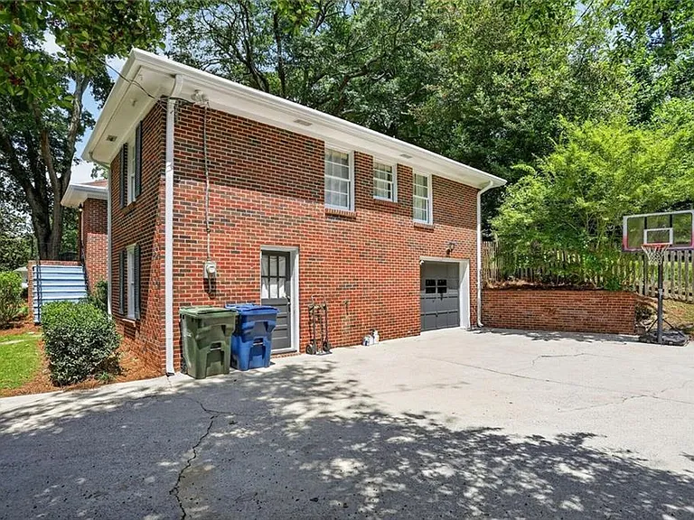 388 Lakemoore Dr NE — Photo 2