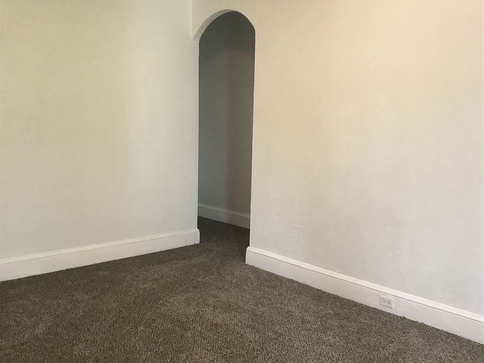 Living room (view to hall)