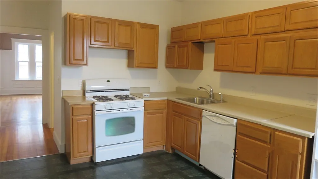 Building Photo - 39 Strathmore Rd #2