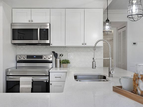 3rd image of 2090 S Tamiami Trl