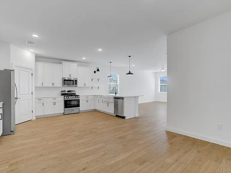 8438 Bay Ridge Cir — Photo 9