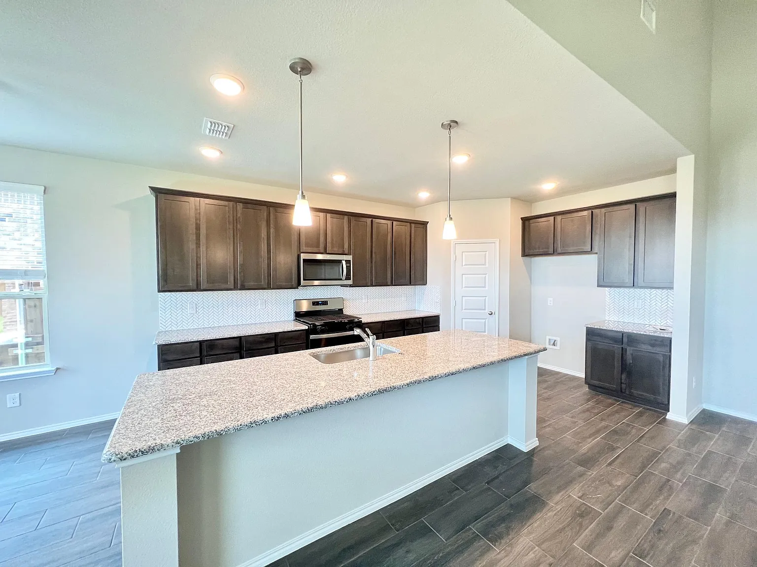 4 bed, 3048 sqft, $2,800 — Photo 3