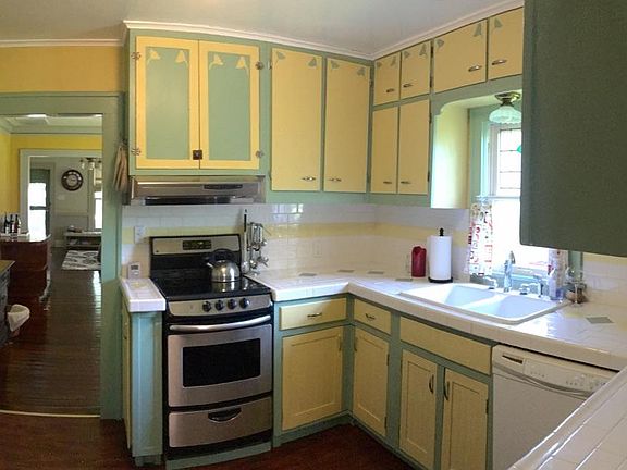 Kitchen with period colors and light fictixure