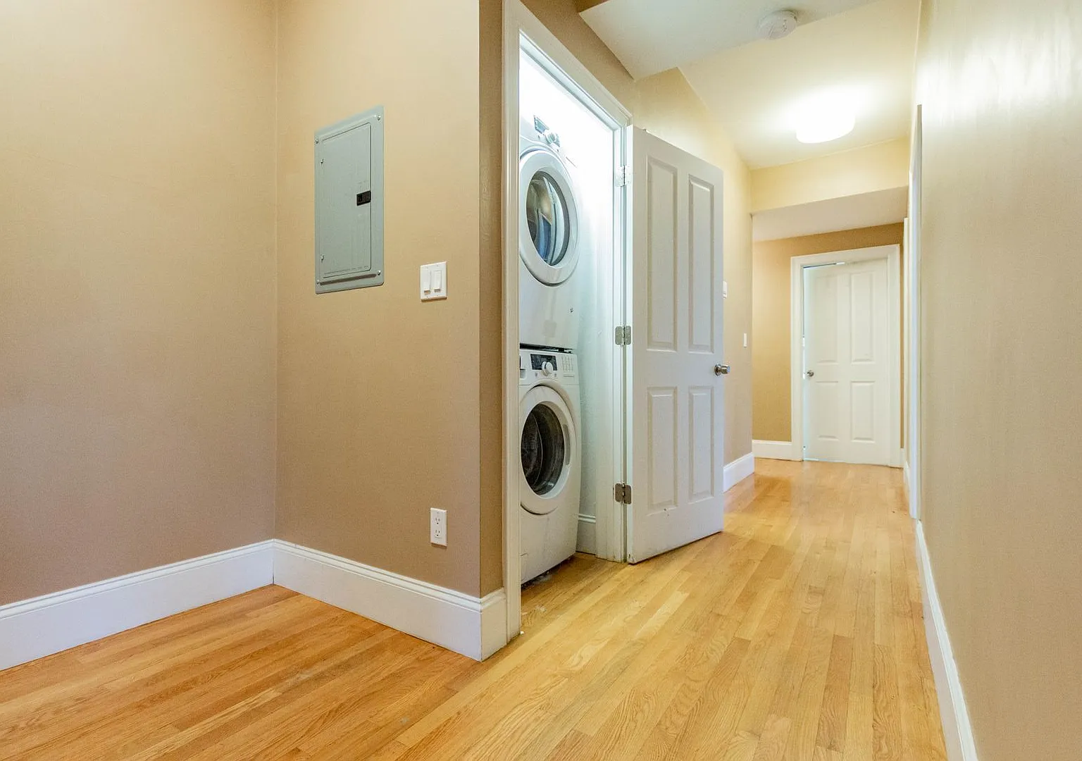 No Brokers Fee, Large Unit on Washington Sq. In-Unit Washer and Dryer, Central Heat/AC Large Bedr... — Photo 3