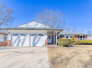 240 Fern Dr, Elk Grove Village, IL 60007