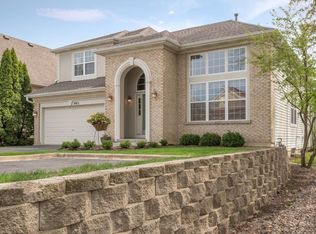905 Viewpointe Dr, St Charles, IL 60174