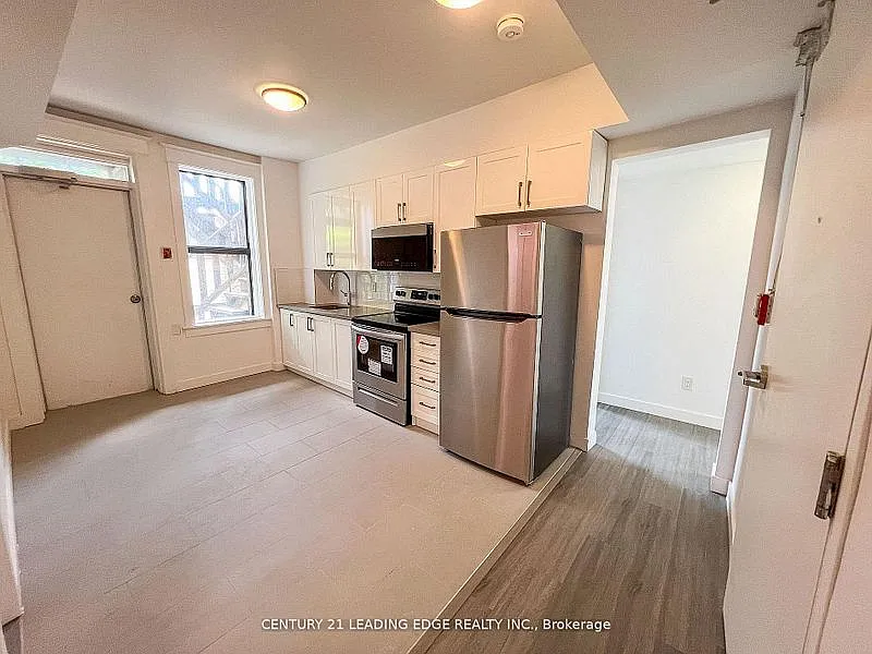 3 bed, 897 sqft, $3,750 — Photo 2