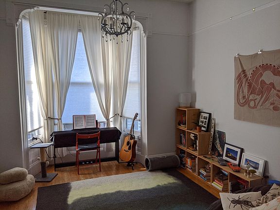 Bay window, 10 ft.ceilings w/molding
