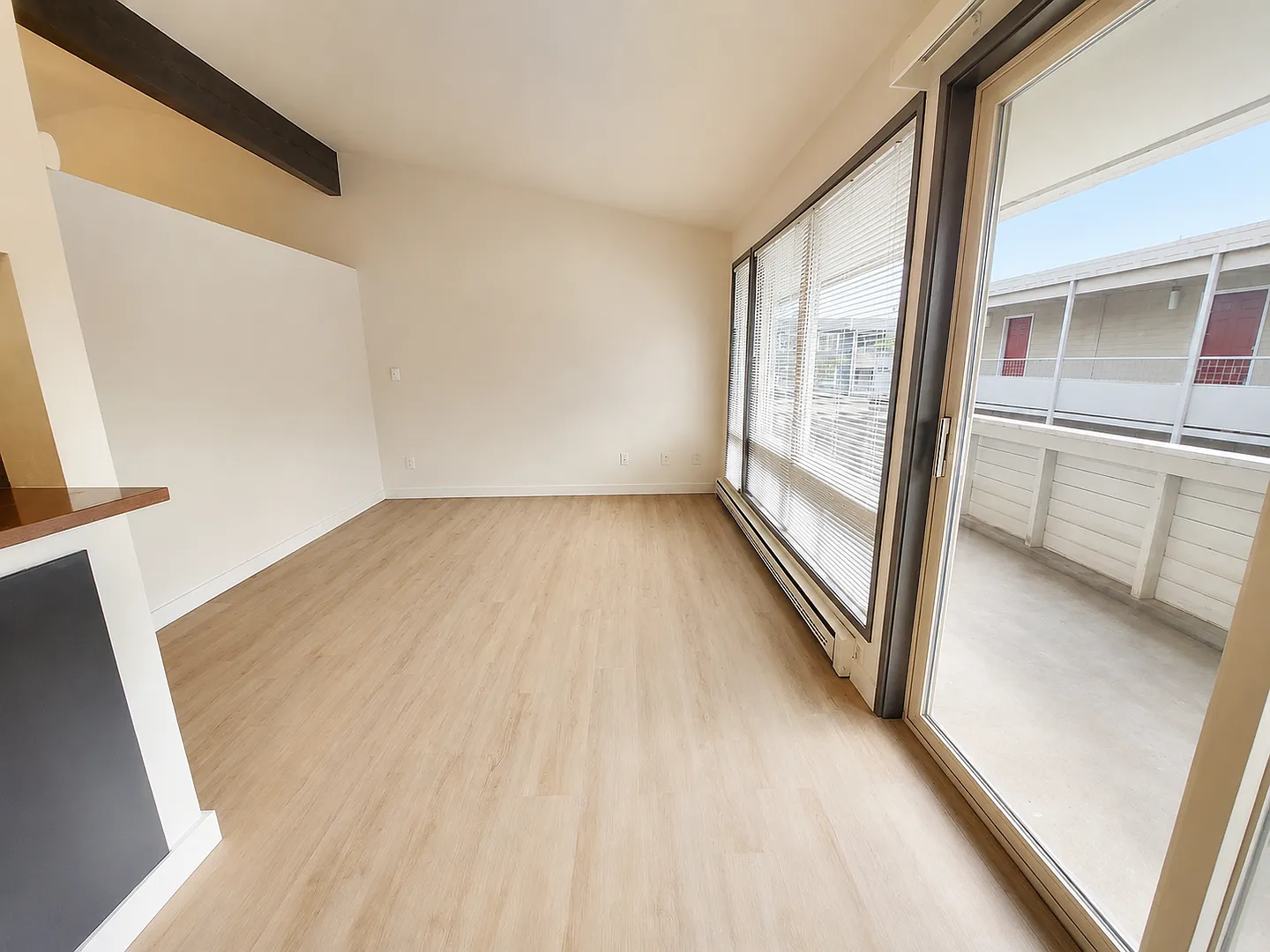 Bright 1 Bed / 1 Bath Apartment for Rent in North Seattle Private Balcony, Near Green Lake & Nort... — Photo 4