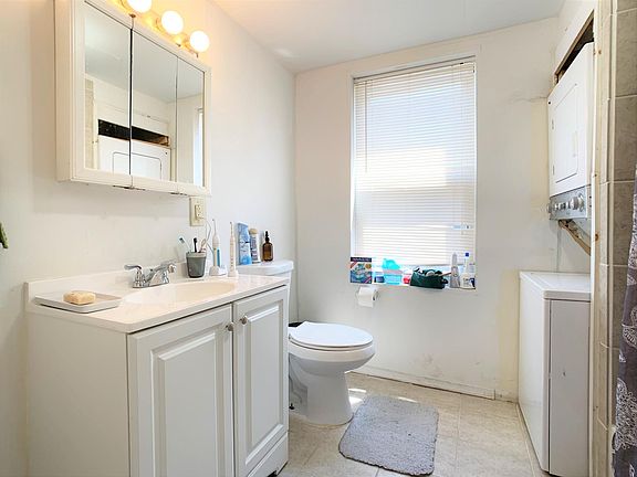 4th image of 2731 Brown St #3F