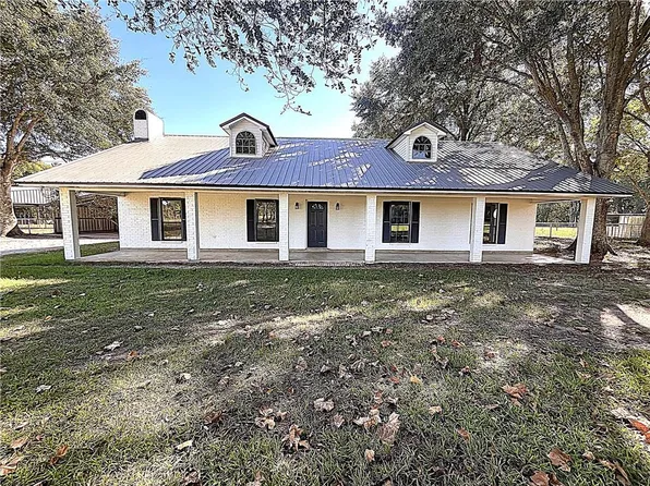 1786 River Rd, Marksville, LA 71351