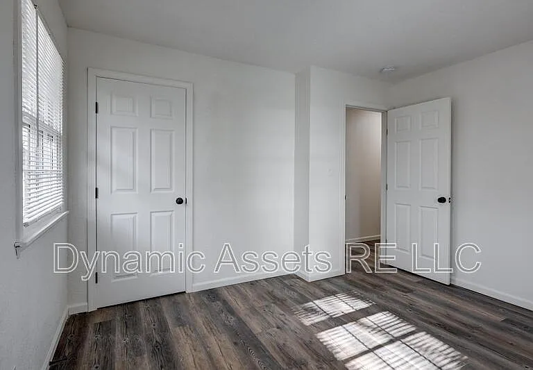 204 E 24th St — Photo 9
