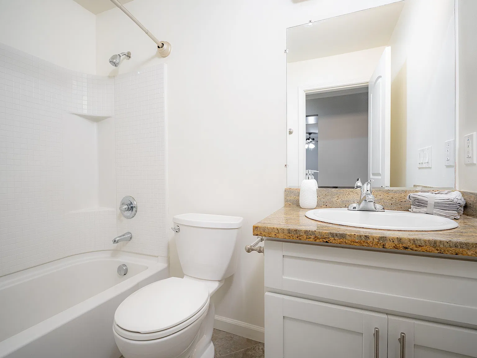 Regency Plaza Apartments — Photo 4