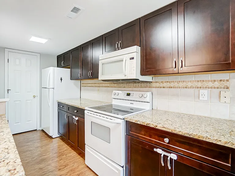 1804 Cliffview Ln — Photo 12