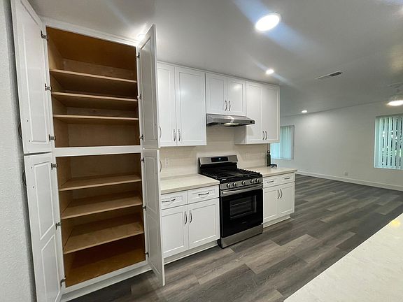 4th image of 413 N Tustin Ave #B