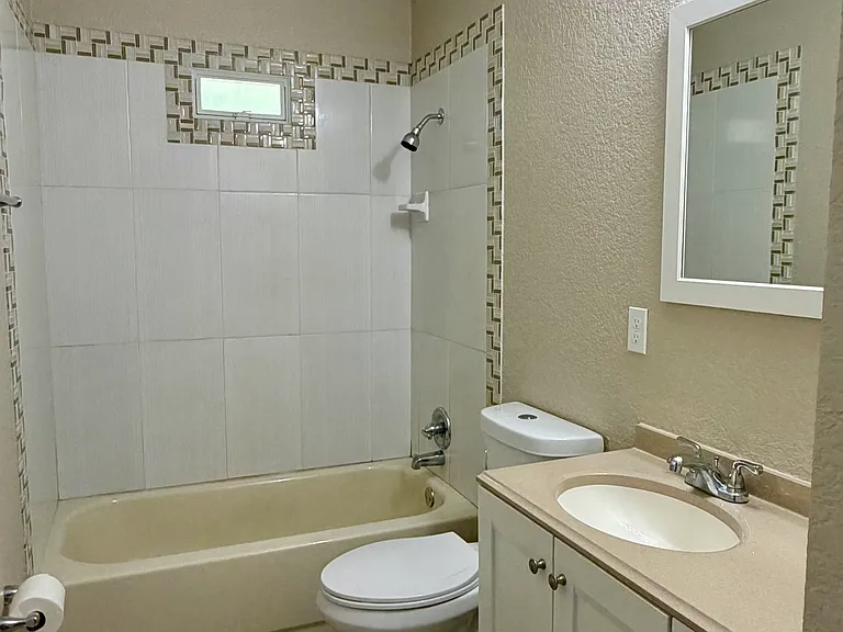 105 N Fairfax Ave — Photo 2