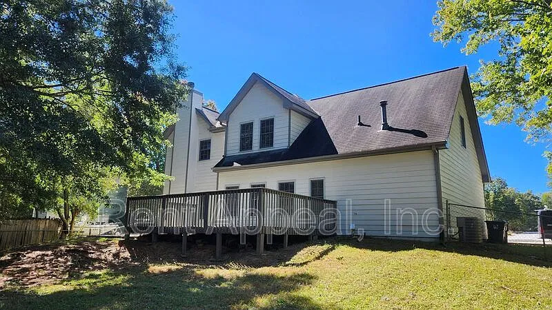 4 bed, 2.5 bath, 2070 sqft, $2,095 — Photo 2