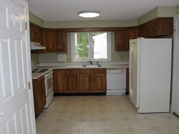 3rd image of 10 Oakwood Lane #10