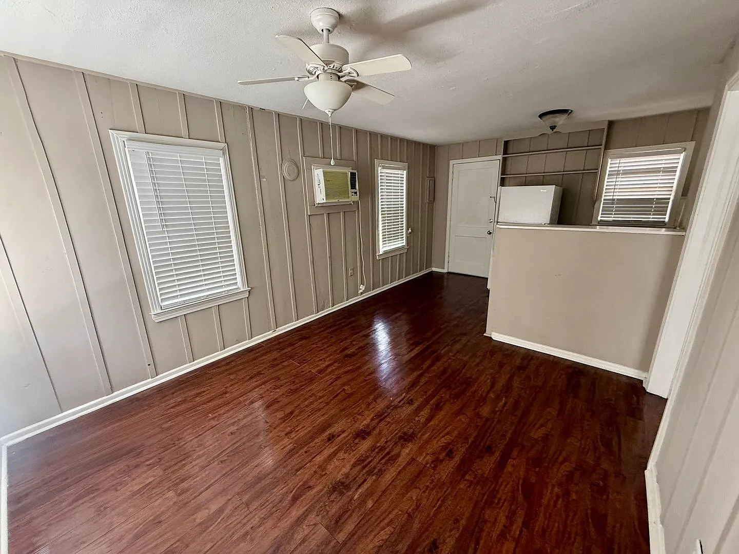 Charming 1-Bedroom Home with Private Master Suite Efficient & Comfortable Living. Pet Friendly. L... — Photo 3