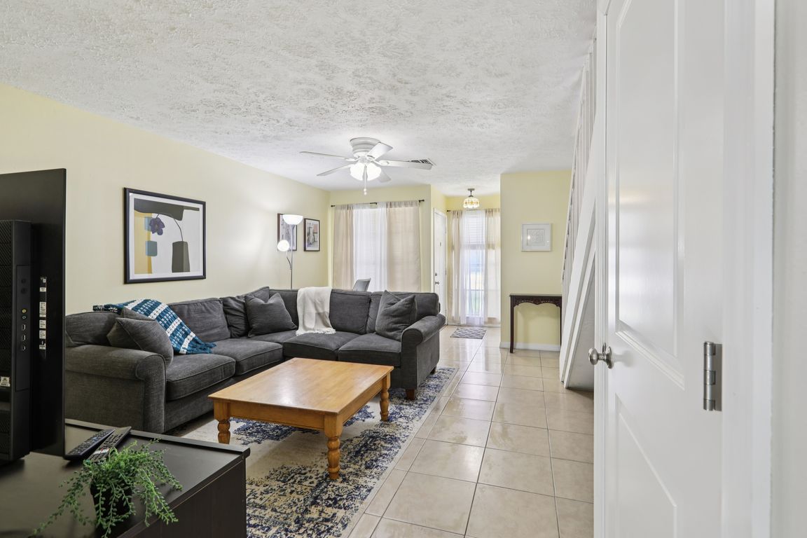 Forest Hills Cir-L0508-007.jpg