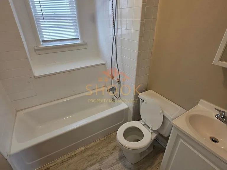 912 Roberts St — Photo 9