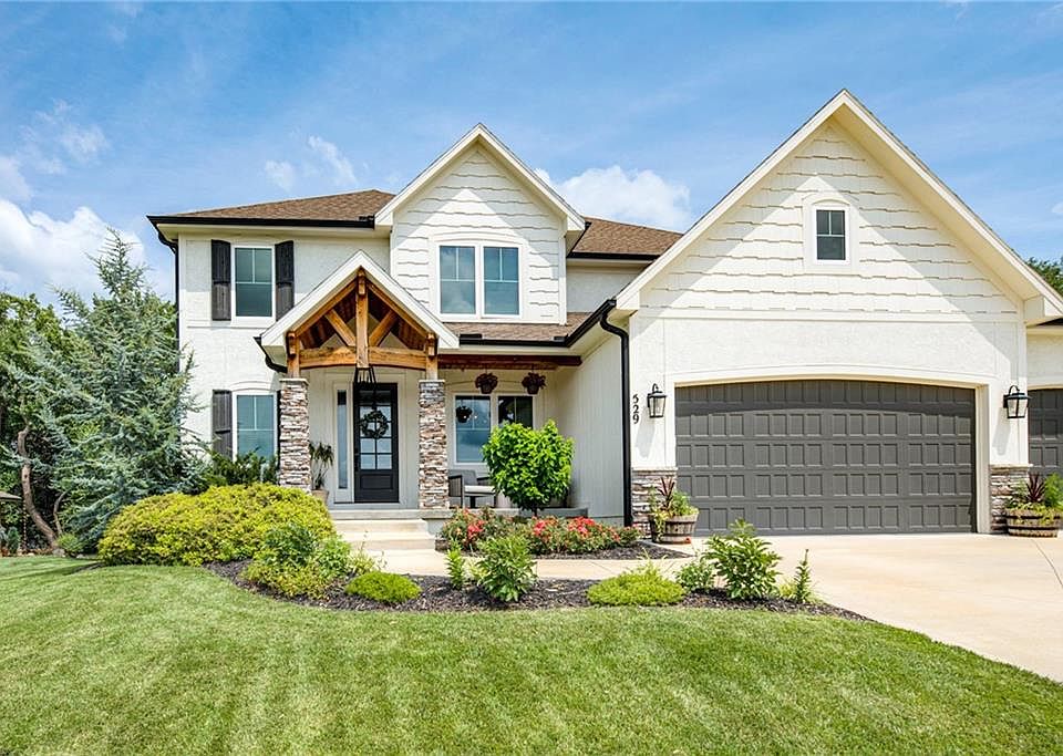 1st image of 529 NE Legacy View Dr
