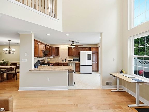 4th image of 18 Clark Ct