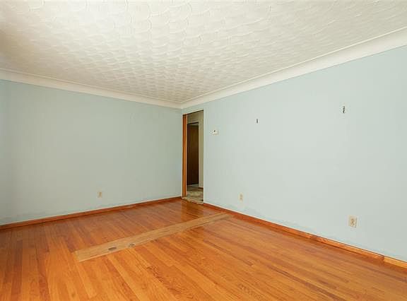 5th image of 2449 Hemlock Ave