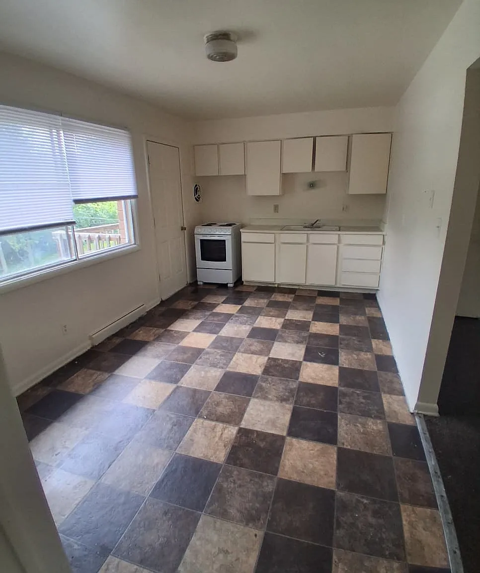 8127 W Thurston Ave — Photo 1