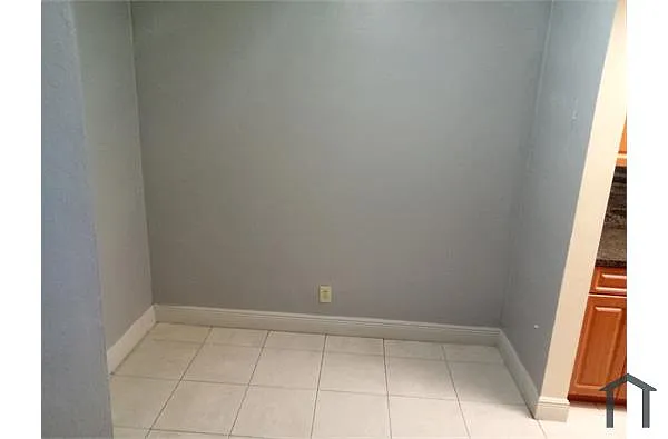 Building Photo - 590 SW 27th Ave #1