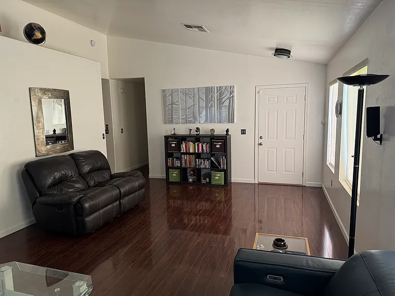 1727 E Pontiac Dr — Photo 10
