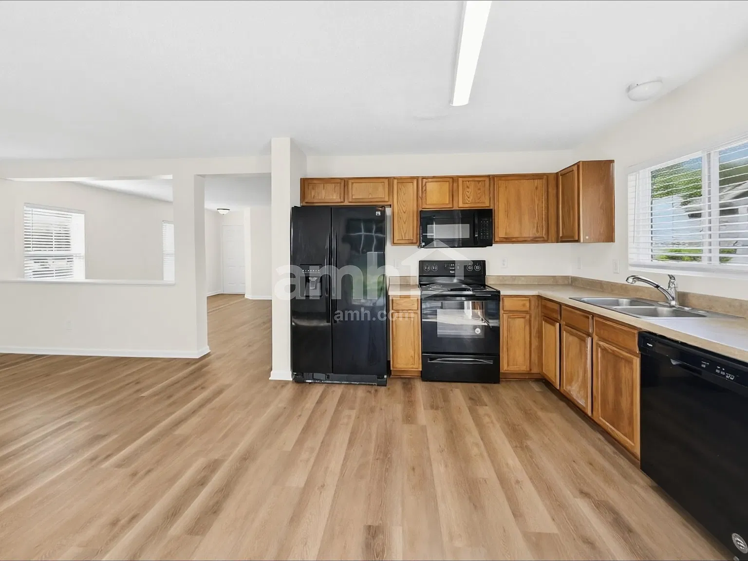 3 bed, 2.5 bath, 2100 sqft, $2,245 — Photo 4