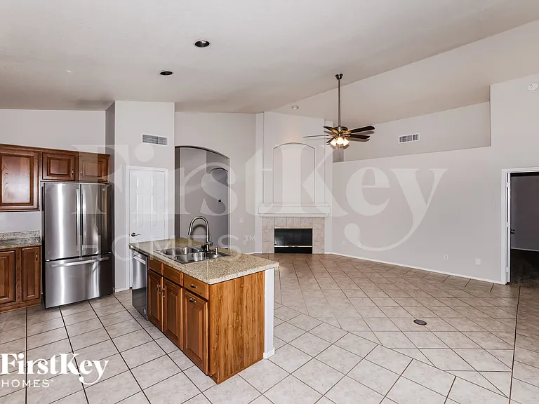 1102 W Monte Cristo Ave — Photo 5