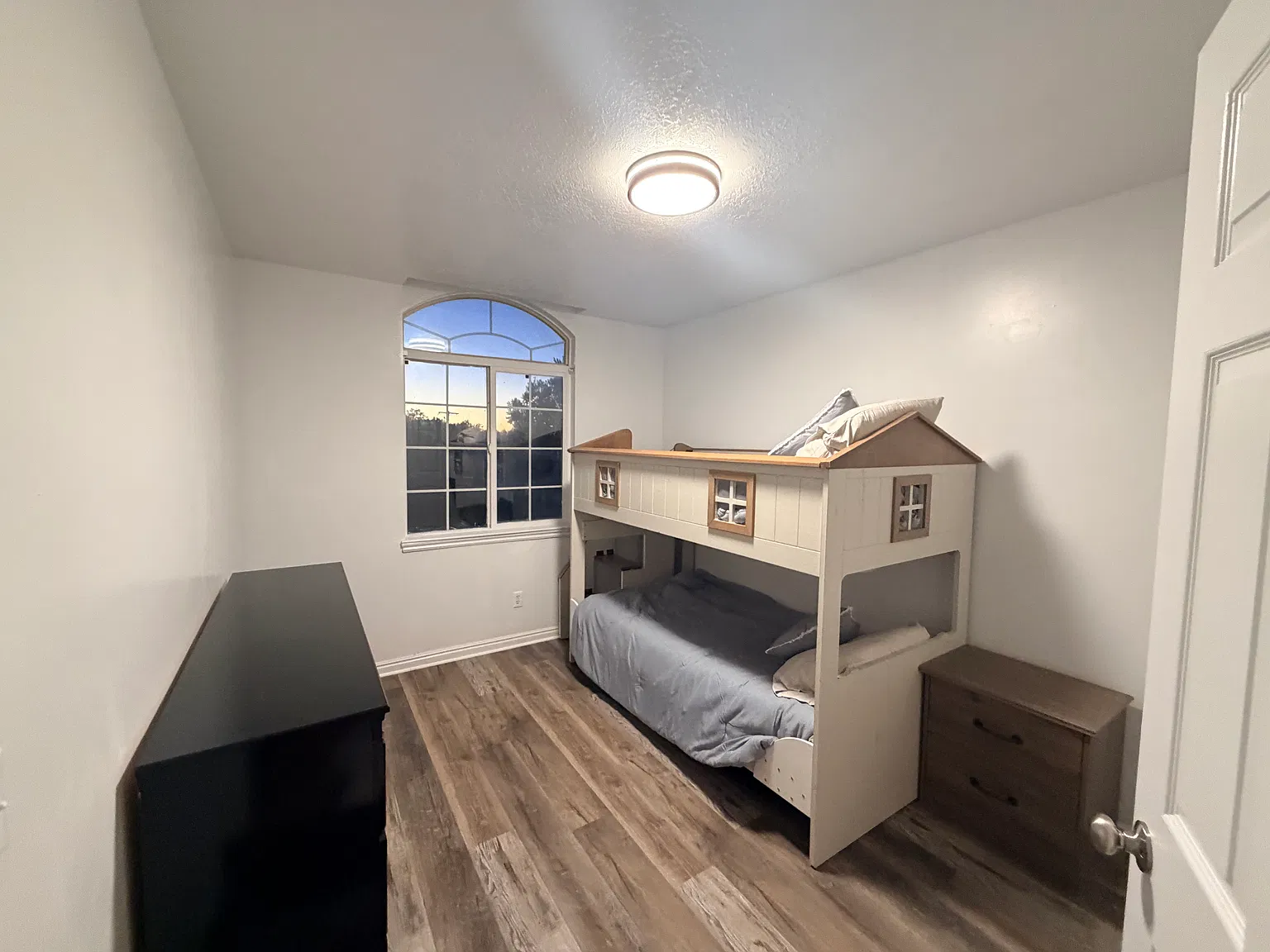 3 bed, 2000 sqft, $3,000 — Photo 2