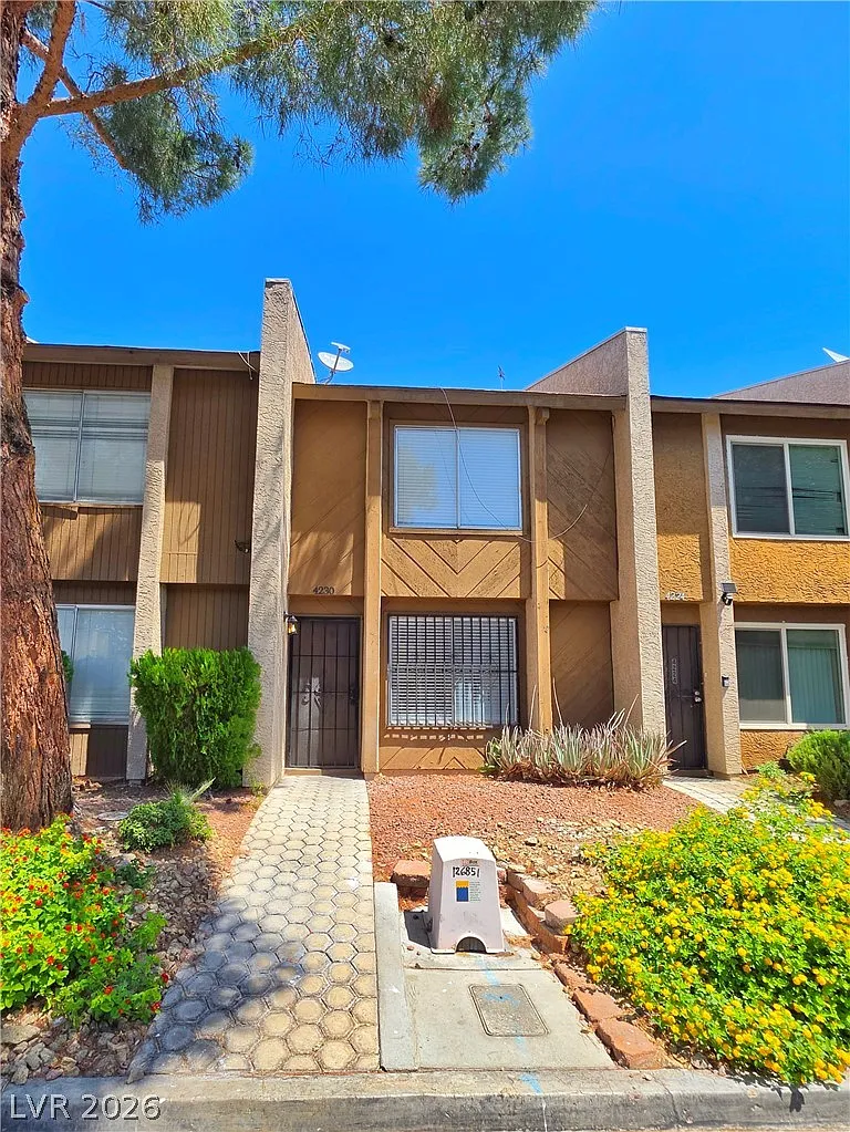 2 bed, 1.5 bath, 1215 sqft, $1,400 — Photo 1