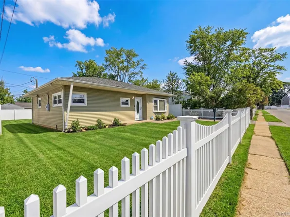 34 Croydon Road, Amityville, NY 11701