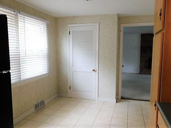 5th image of 902 Rolling Meadows Dr