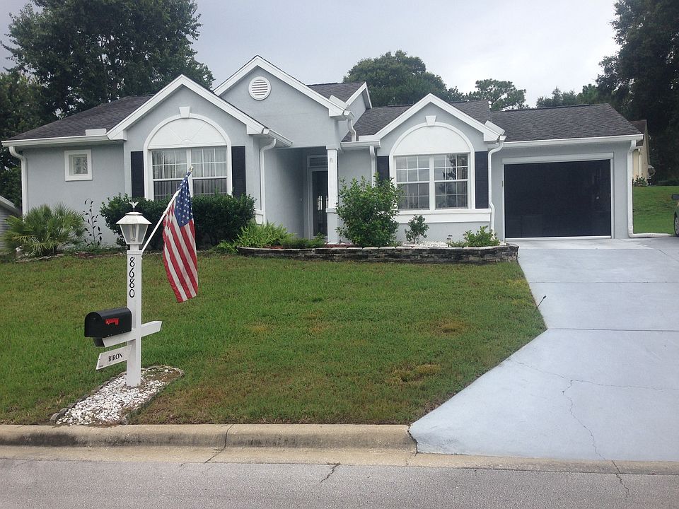 Full view of front of house.