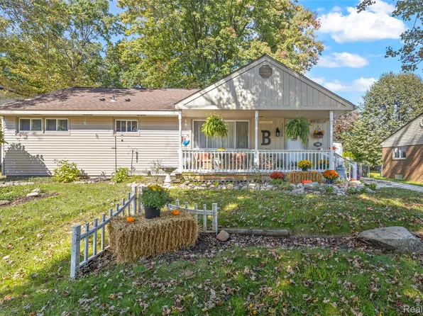 33718 Barrington St, Westland, MI 48186