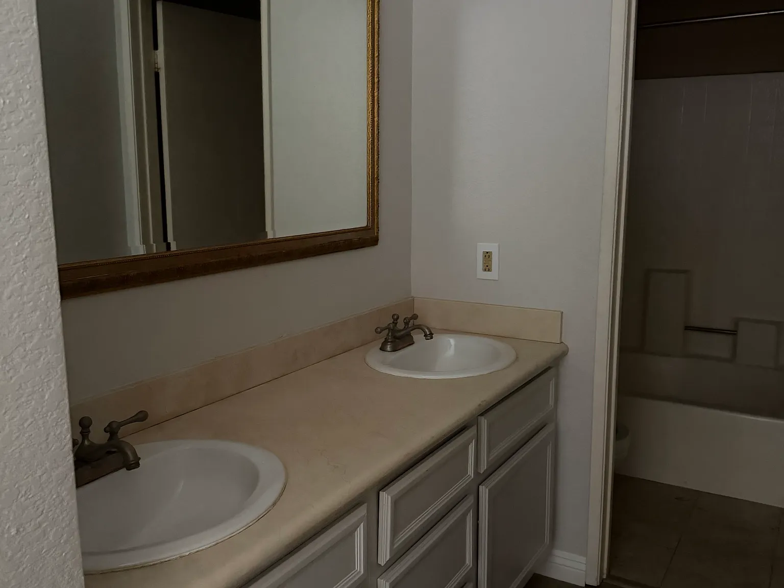 2 bed, 949 sqft, $3,325 — Photo 3