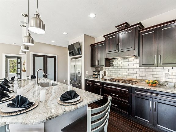 4th image of 137 Hope Ct