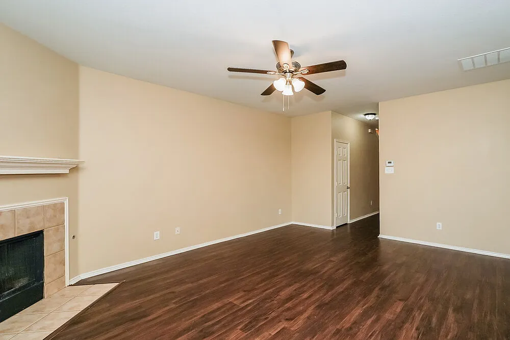 3 bed, 2.5 bath, 1852 sqft, $2,085 — Photo 4