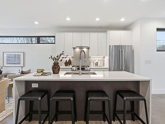 3rd image of 2411 Santa Rosa St #A