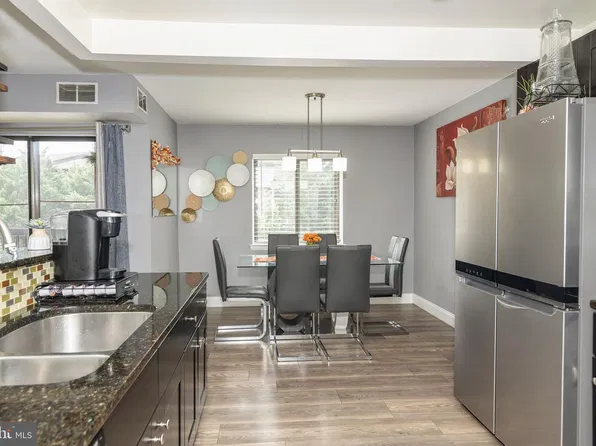 611 Center St APT 104, Herndon, VA 20170