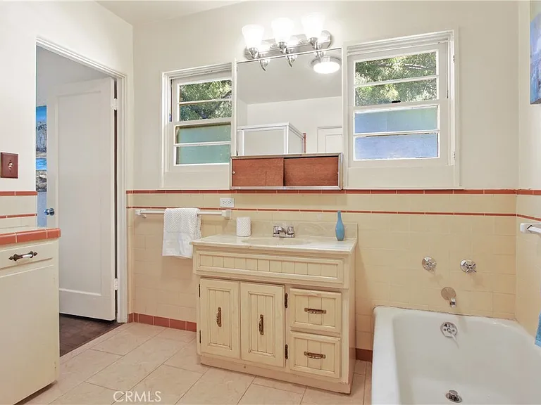 1900 Kerns Ave — Photo 8