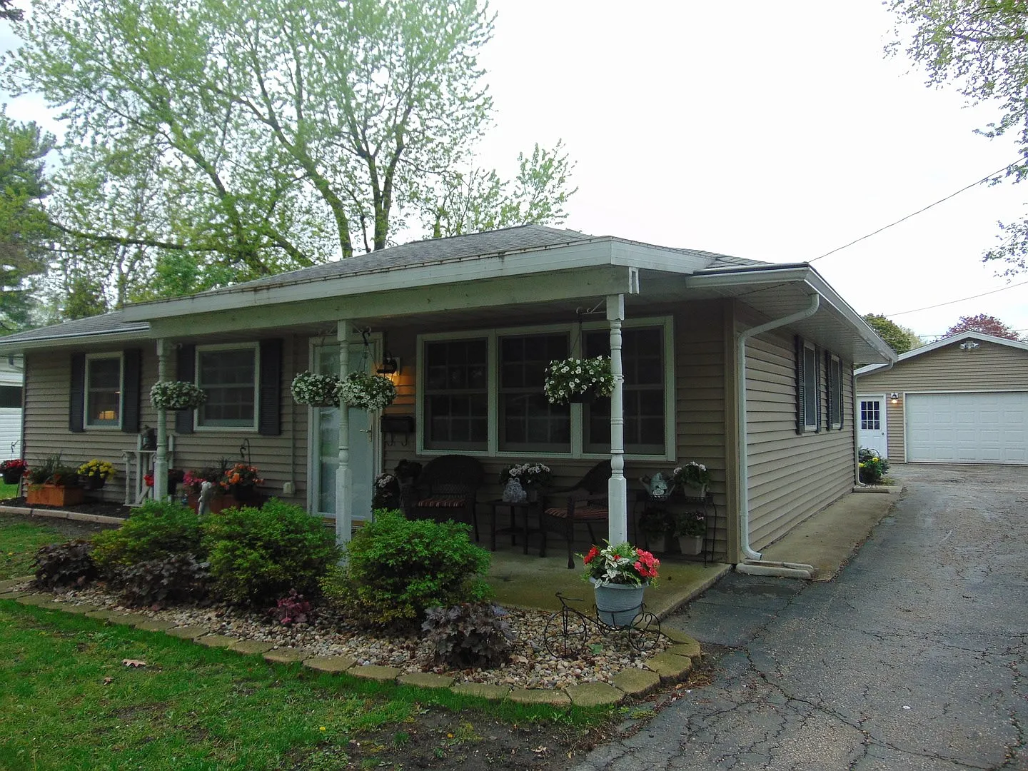 1812 Melanie Ln photo 1