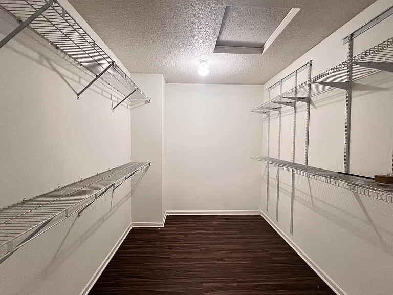 10400 Hickory Hill Dr — Photo 18