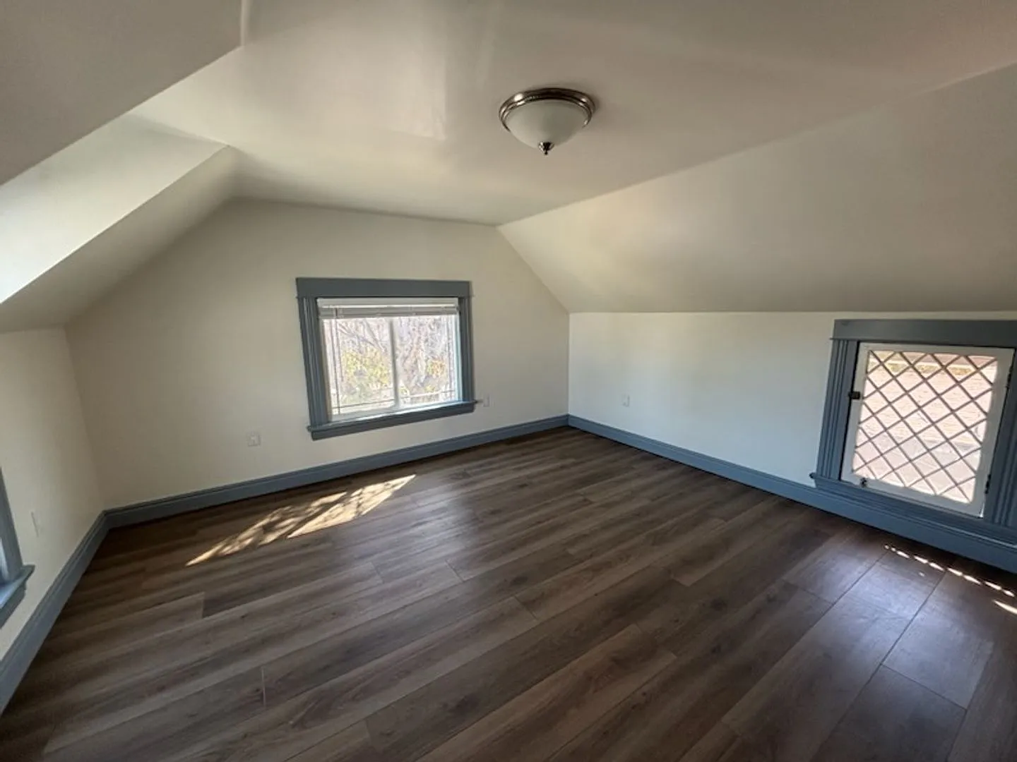 3 bed, 1.0 bath, 1400 sqft, $2,495 — Photo 4